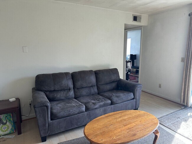 Building Photo - Spacious 4bd/2ba Apartment at Hunters Ridge Condominium