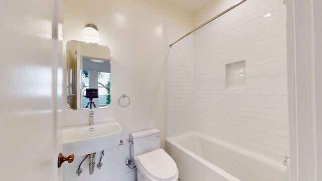 Building Photo - 550 Baker St