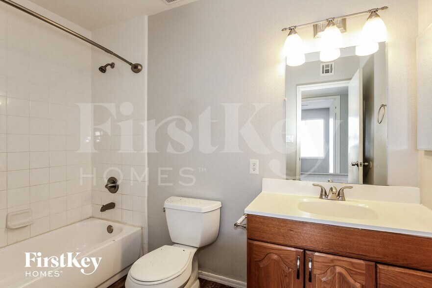 Building Photo - 3846 W Dalphin Rd