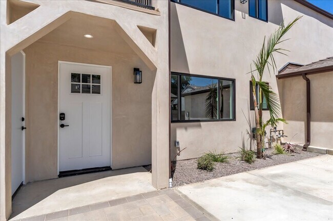 Building Photo - 6915 Encino Ave