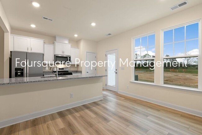 Building Photo - Townhome! | Back Patio with Privacy Fence|...