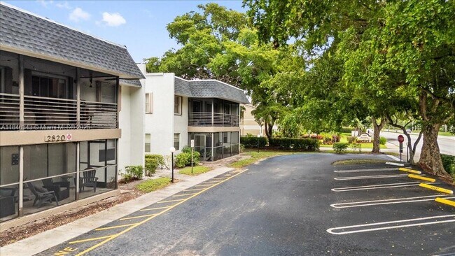 Building Photo - 2820 Riverside Dr
