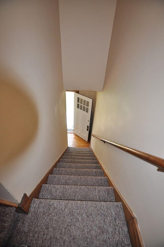 Building Photo - 921 Sylvan Ave