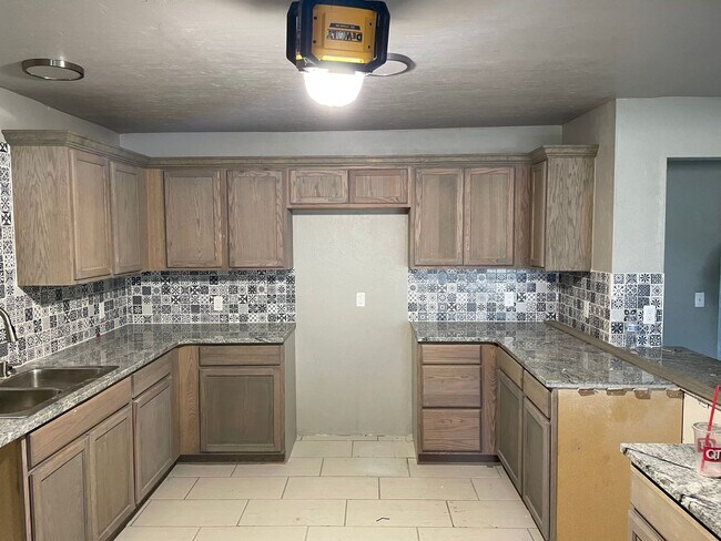Building Photo - Gorgeous 3 Bed, 2 Bath Home with Modern Up...