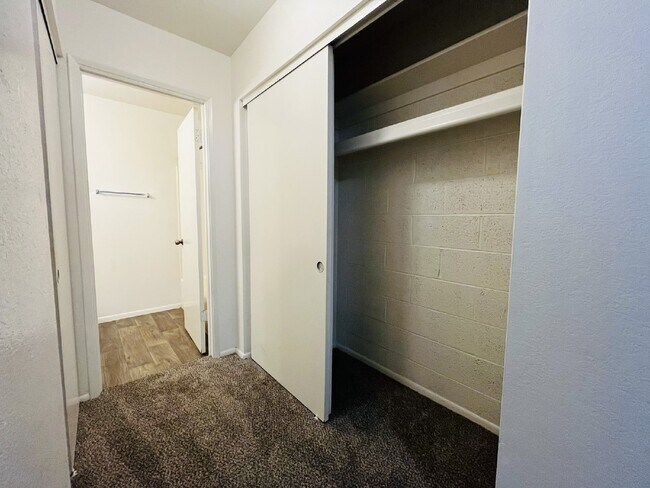 Building Photo - Charming 2-Bedroom, 2-Bathroom Condo for Rent in Maryvale!