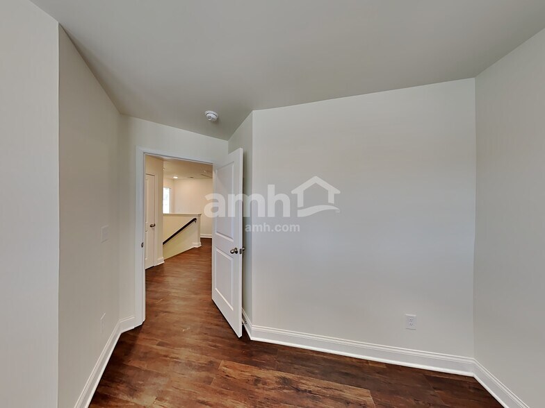 Building Photo - 2072 Windsor Park Ave