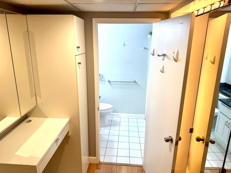 bathroom 2 with makeup table. shower/tub - 950 N Kings Rd