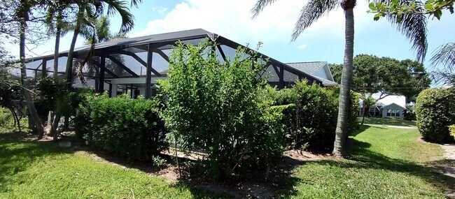 Building Photo - 1132 SE Oriental Ave
