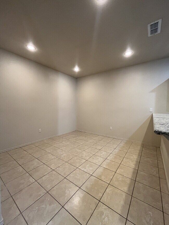 Building Photo - Cute 3/2/2 townhome in the Lubbock-Cooper District