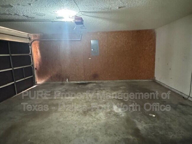 Building Photo - 1404 Straus Rd