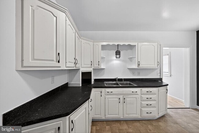 Building Photo - 365 N Prune St