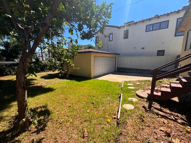 Building Photo - 2412 N Poinsettia Ave