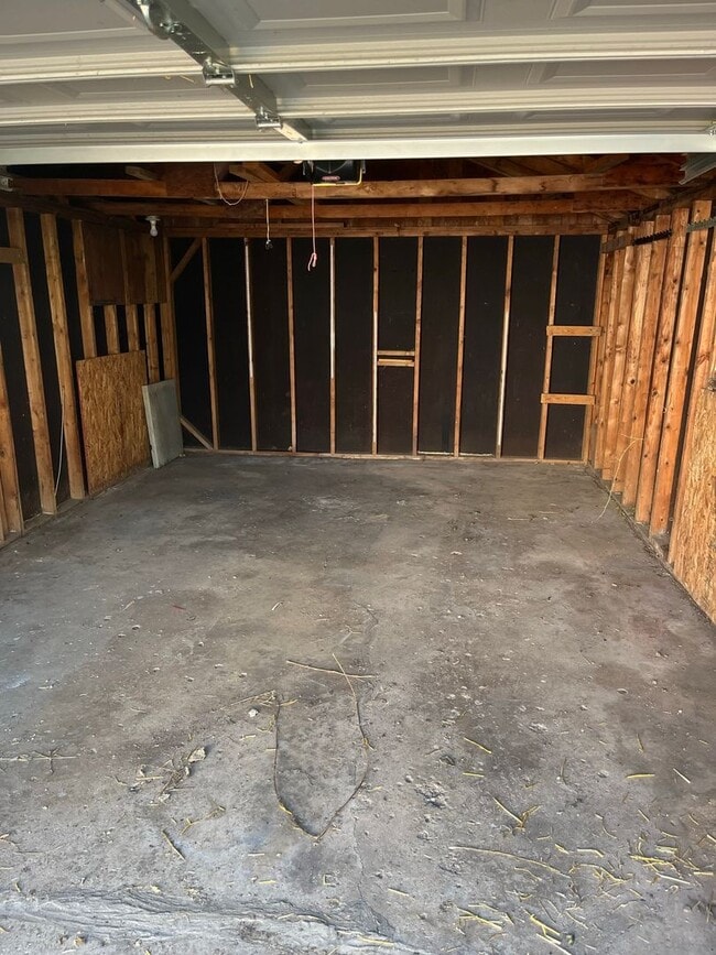 Building Photo - 3 Bedroom, 2 Bathroom Home With Garage Available for Pre-Lease!