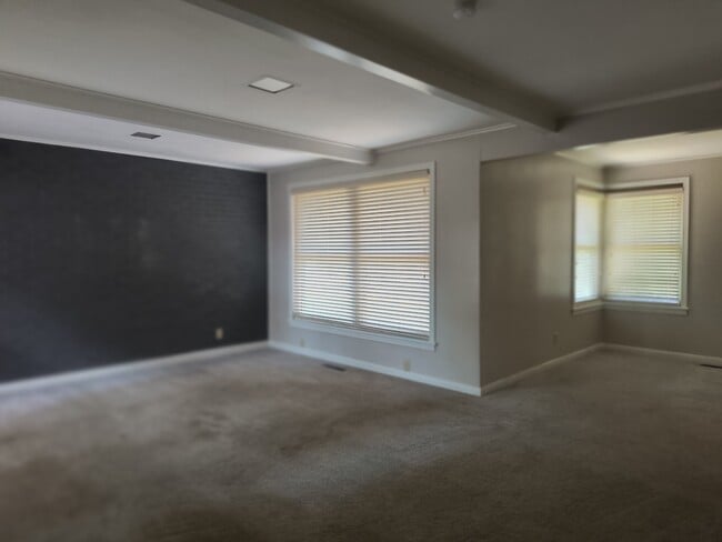 Building Photo - 2 Southern Pines Dr