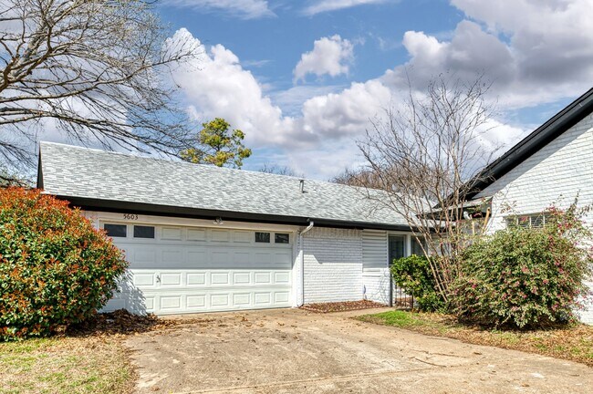 Building Photo - AVAILABLE NOW! BEAUTIFUL 3 BEDROOM HOME LO...