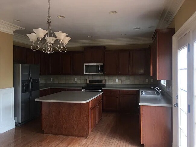 Building Photo - 4 Bedroom 3 Bathroom