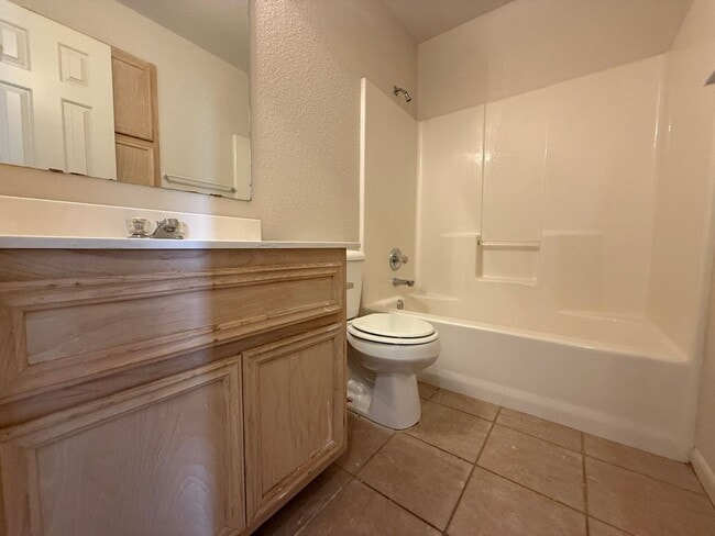 Building Photo - 4801 Lindsey Dr