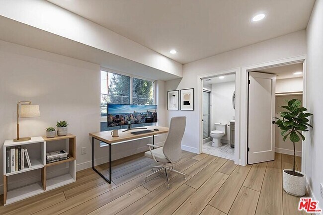 Building Photo - 5434-5434 Romaine St