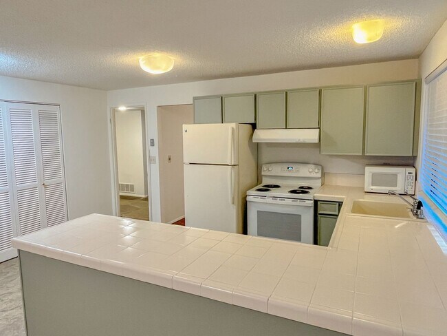 Building Photo - Charming 3bd/2bth Rambler in Tam o'Shanter in Redmond $3,795/mo