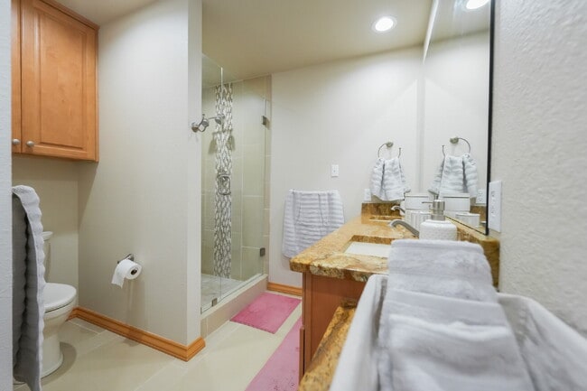 Building Photo - Private Room with Private Bath in Spacious...