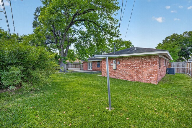 Building Photo - 9667 Meadowvale Dr