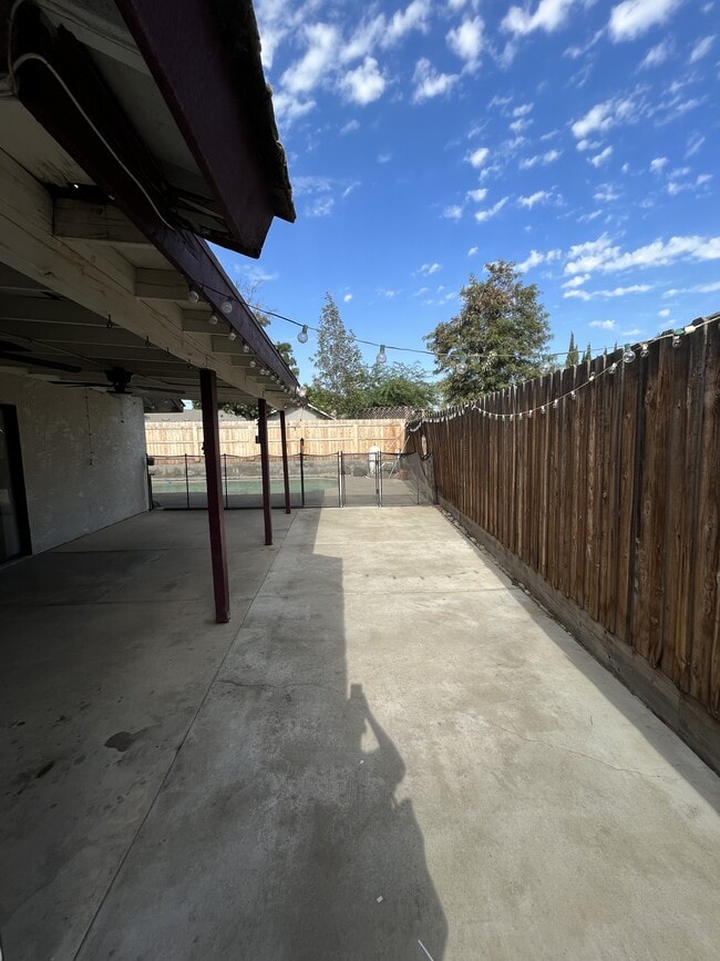 Building Photo - 2146 Fernwood Dr