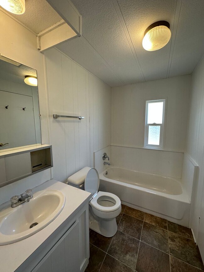 Building Photo - Cute 2-Bedroom & 2-Bathroom Single Family Home for Rent!