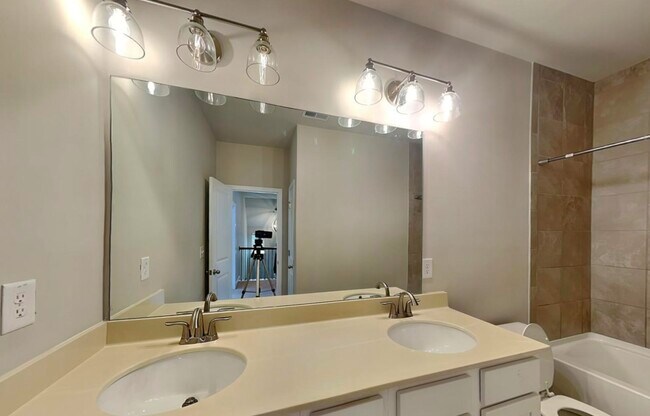 Building Photo - Townhouse Ready Now Townhouse Ready Now