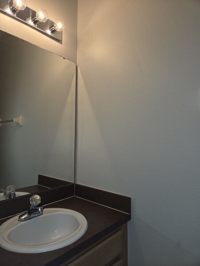 Building Photo - 3BD / 2.5BA Carriage Home