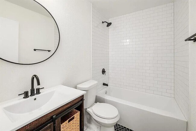 Building Photo - 16816 Jaron Dr