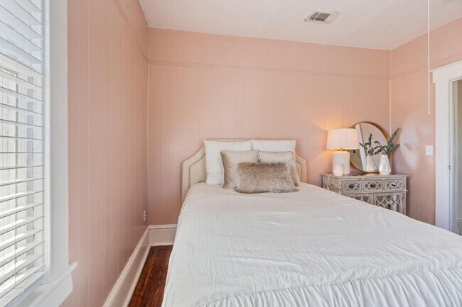 Building Photo - Charming 3 Bedroom Home Near Downtown Savannah with Flex Room & Fenced Yard