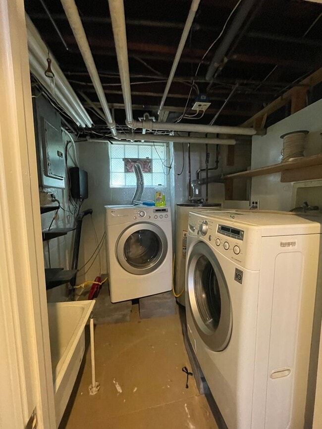 Building Photo - Spacious 3 Bedroom Single Family Home with...