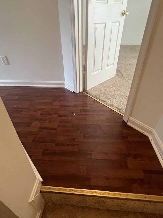 Building Photo - Spacious End Unit Townhome - 3 Bedrooms & ...