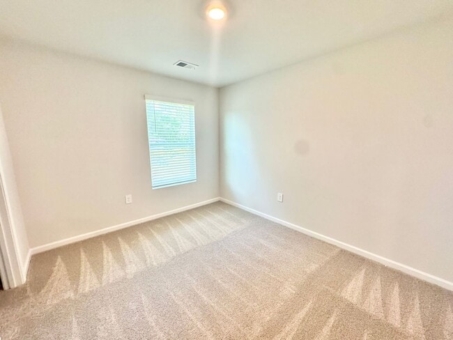 Building Photo - 4 bed 2.5 bath home located in the Windsong II S/D. in Rincon, Ga!