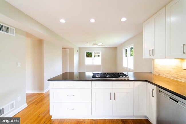 Building Photo - 610 Valley Brook Dr