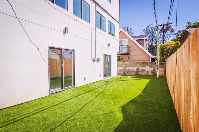 Building Photo - 2419 Carmona Ave