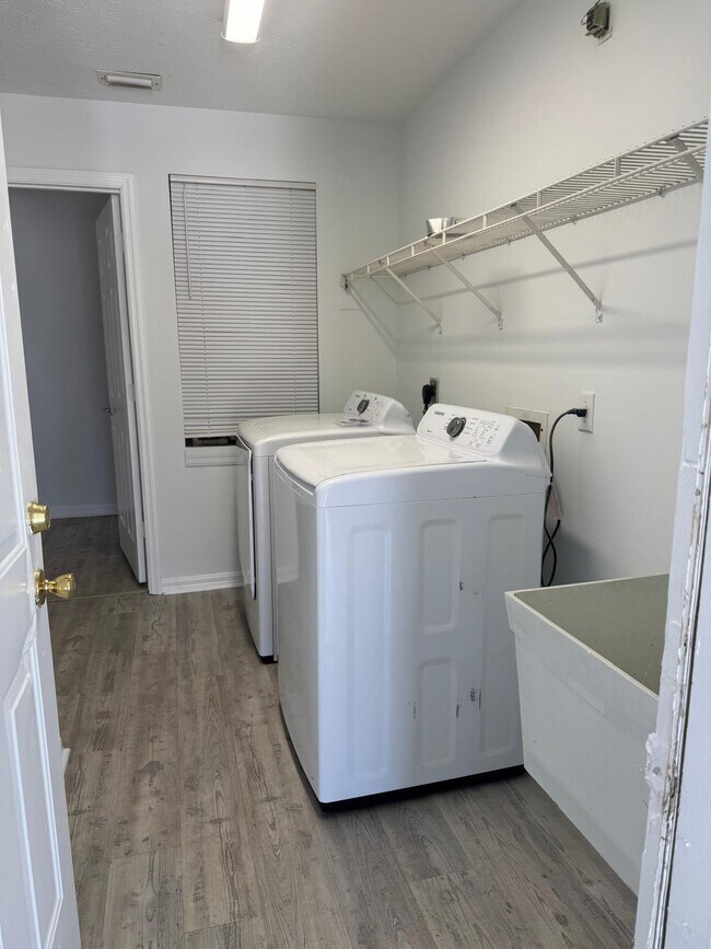 Building Photo - 262 SW Crescent Ave