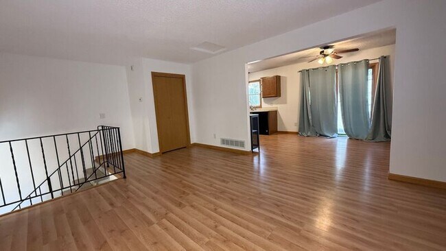 Building Photo - 8627/8635 Woodlawn Dr