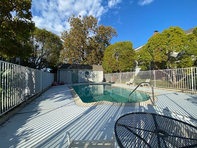 Building Photo - Stunning 3-bedroom, 2-bathroom coastal condo with Modern Custom Upgrades!