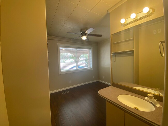 Building Photo - *utilities included* Three bedroom apartme...