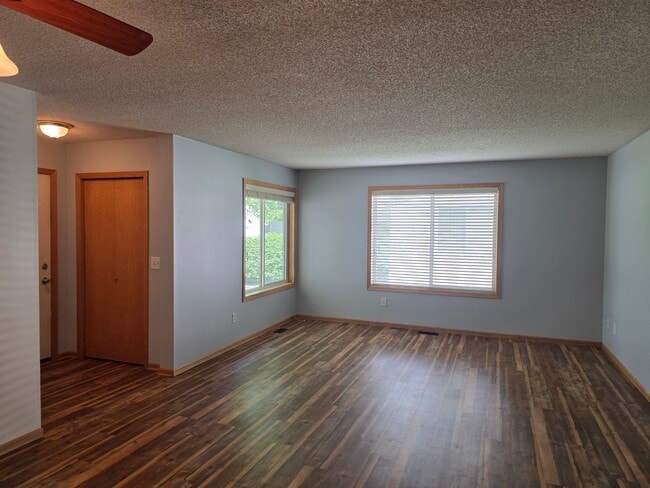 Living Room - 804 Ivy Ridge Ln