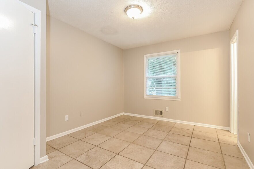 Building Photo - 8486 Magnolia Dr