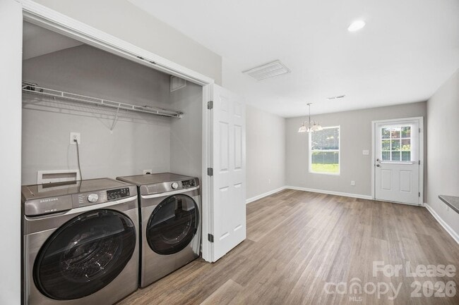 Building Photo - 1361 Ontario Dr