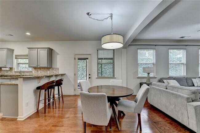 Building Photo - 5013 Groover Dr