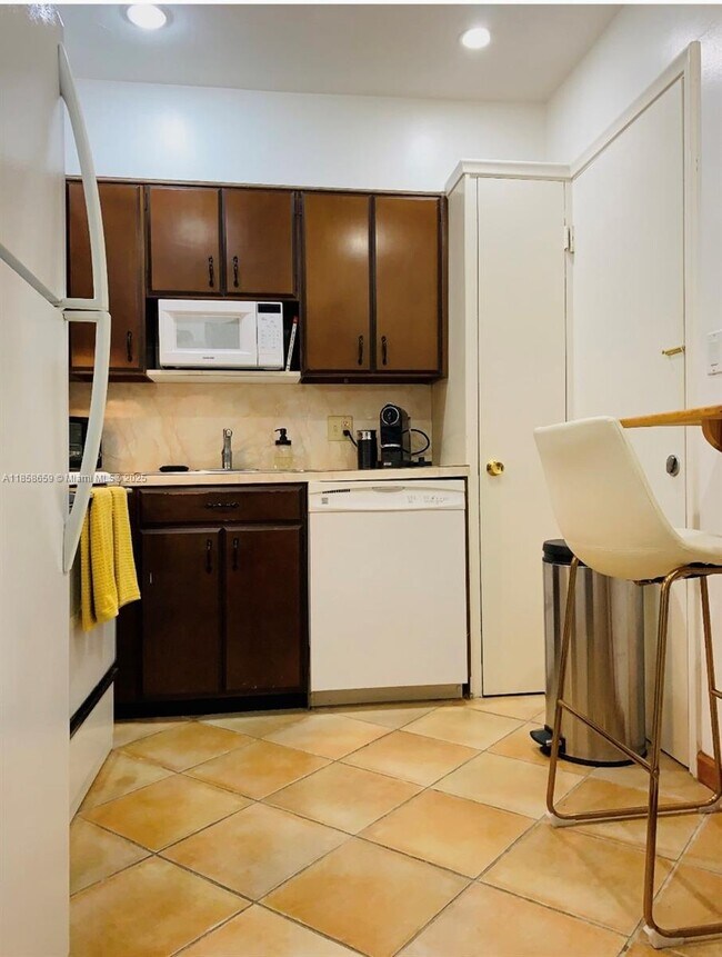 Building Photo - 1150 Madruga Ave