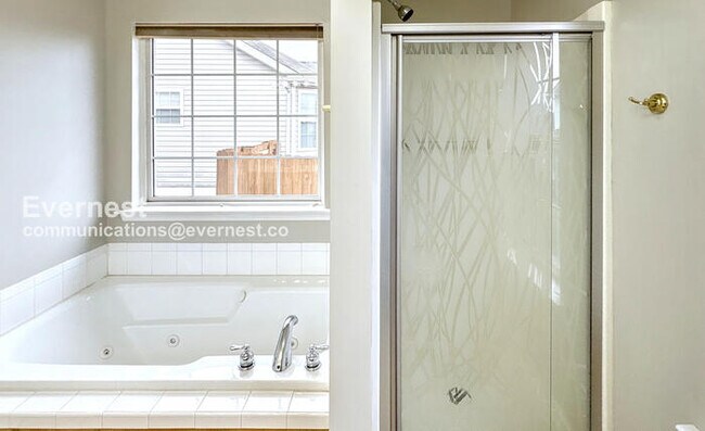 Building Photo - 3 Bed, 2 Bath Home with Garage / Pet-Frien...