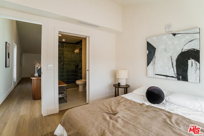 Building Photo - 611 N Virgil Ave