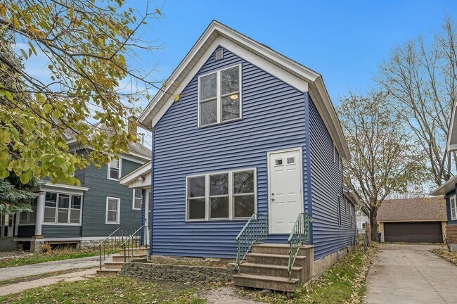 Building Photo - Newly Renovated 3 Bed 2 Bath Home in St Paul