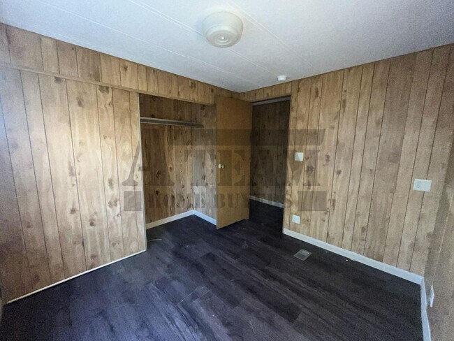 Building Photo - Spacious 2-bedroom, 1-bathroom home!