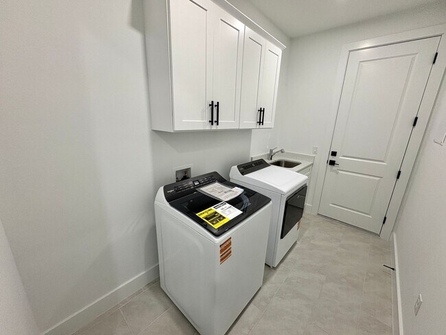 Building Photo - Brand New Construction Pool Home - 3 Beds + Den, 2 Baths, 3 Car Garage